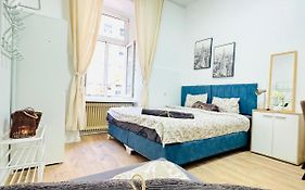 Comfortable 5BR Shared Apt 10 Minute Walk to Matzleinsdorfer Platz